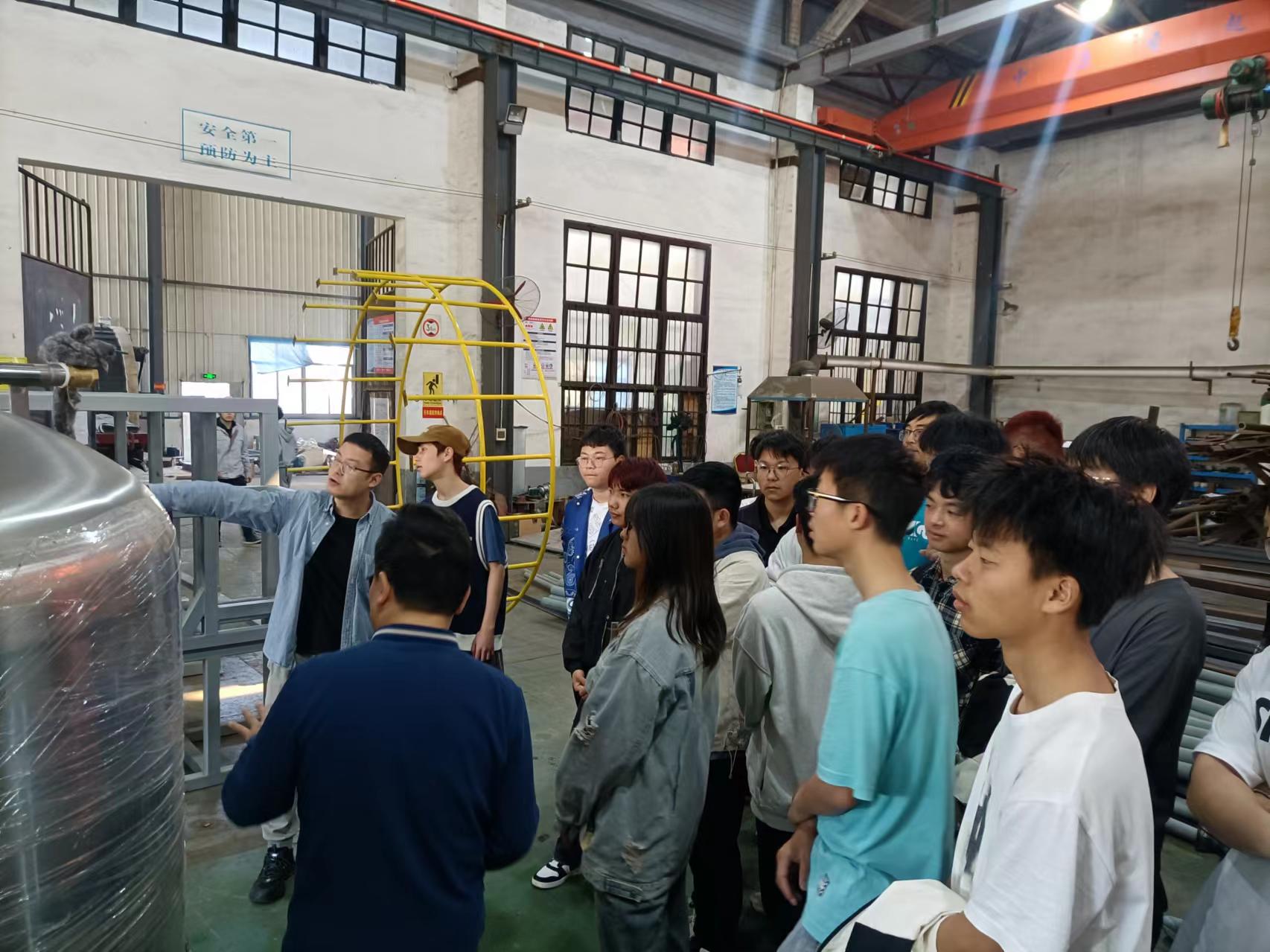 湖南工程学院近200名学生来yabocom(中国)官方网站
认知实习