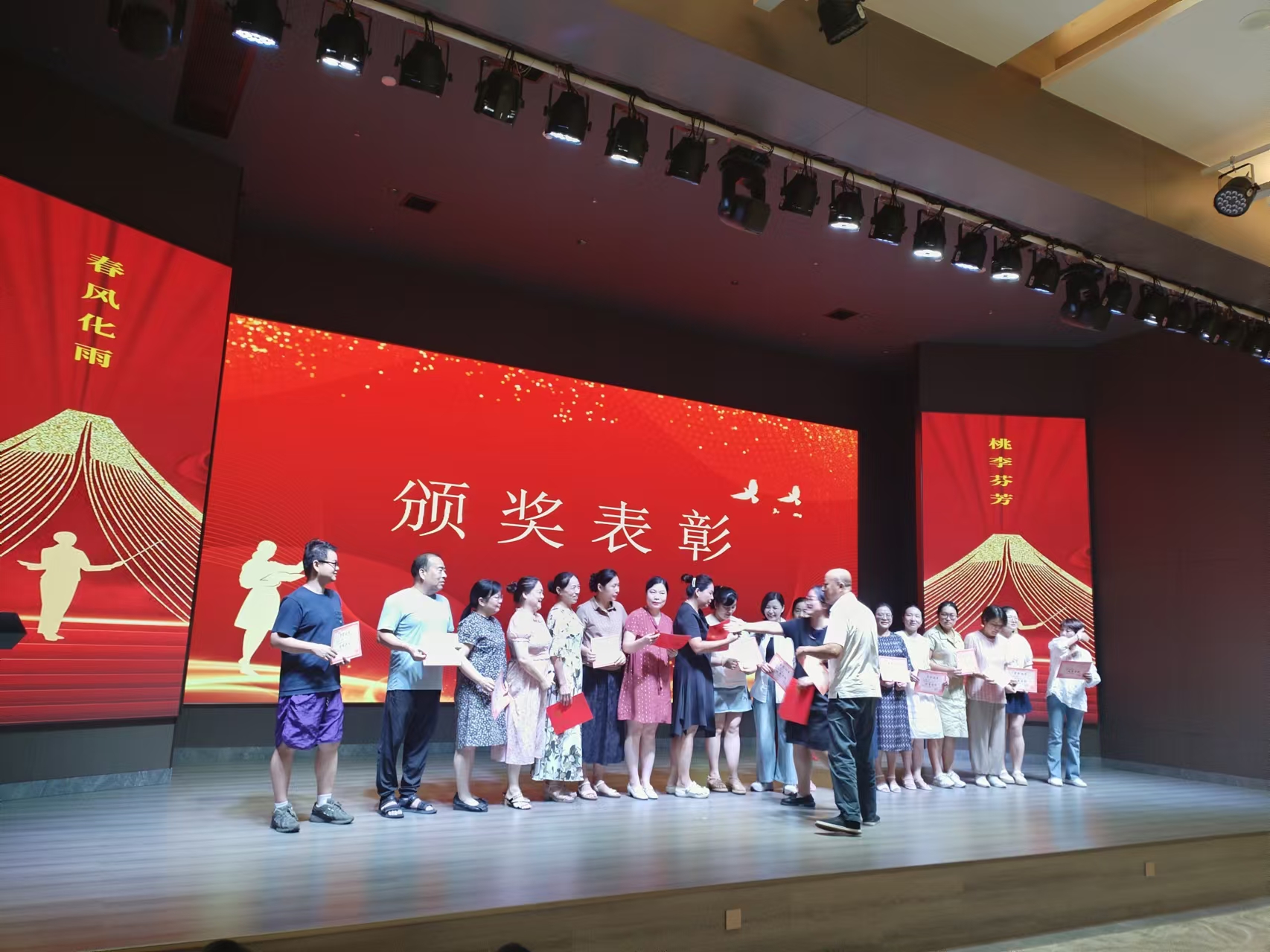 9月10日，曙光学校教师节文艺晚会在yabocom(中国)官方网站
溢香园酒店举办